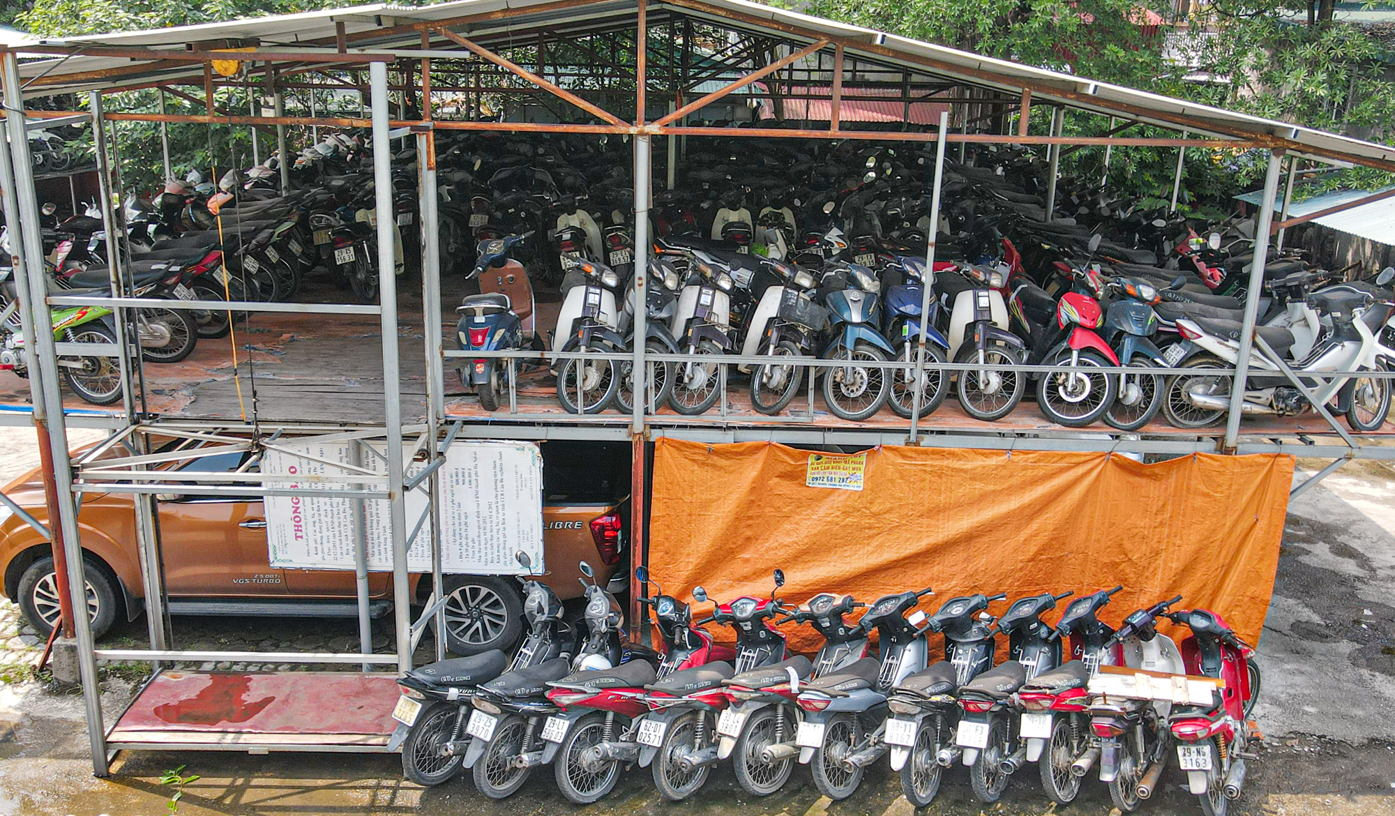 Ảnh, clip: Hàng nghìn chiếc xe máy phơi nắng, dây leo quấn chằng chịt tại bãi trông giữ xe vi phạm ở Hà Nội - Ảnh 2.