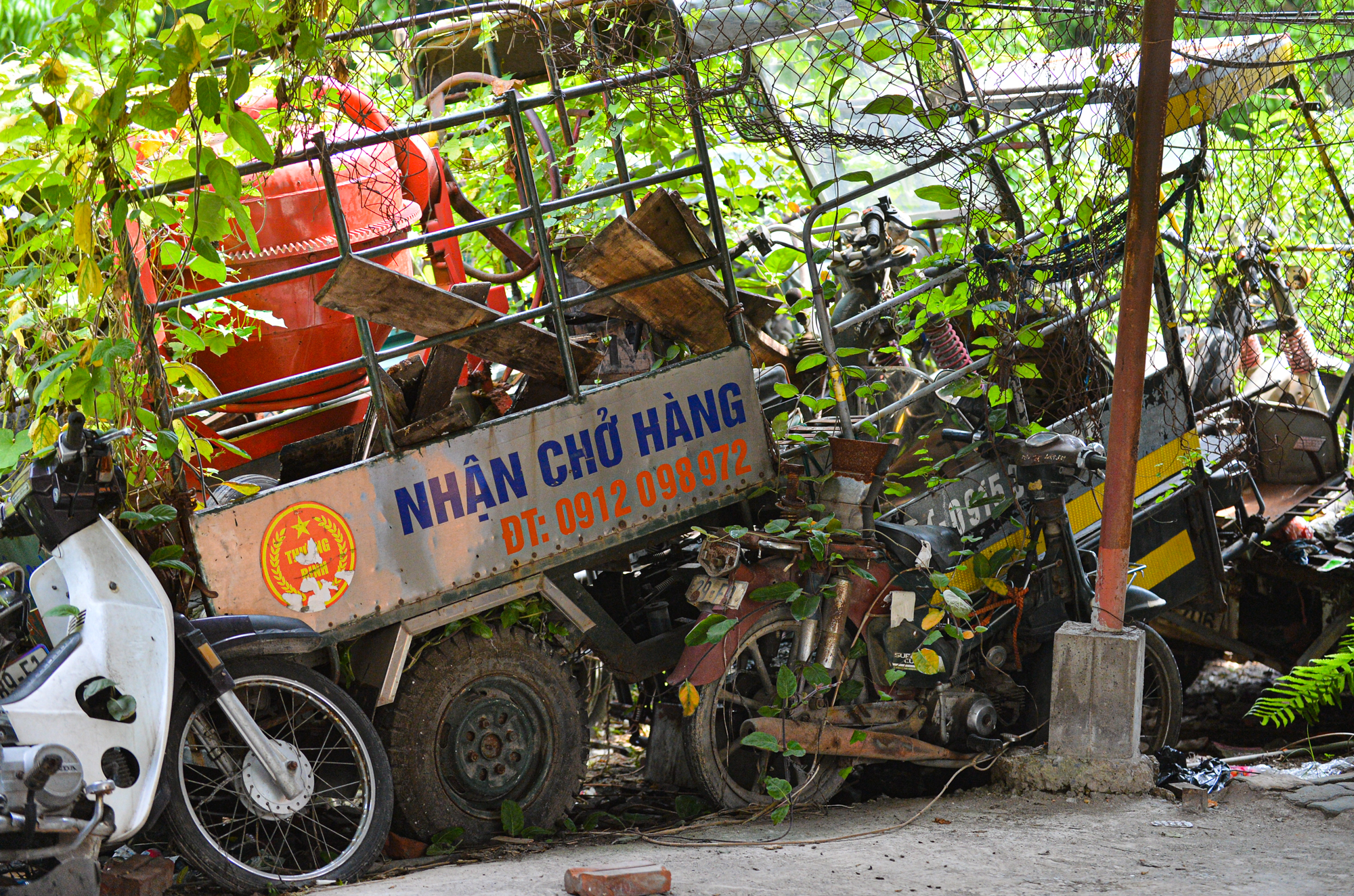 Ảnh, clip: Hàng nghìn chiếc xe máy phơi nắng, dây leo quấn chằng chịt tại bãi trông giữ xe vi phạm ở Hà Nội - Ảnh 9.