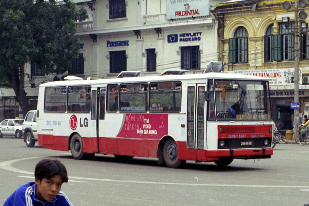 Chùm Ảnh: Hà Nội cũ cùng các mẫu xe bus KAROSA những năm 1990 - Ảnh 3.