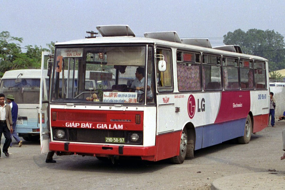 Chùm Ảnh: Hà Nội cũ cùng các mẫu xe bus KAROSA những năm 1990 - Ảnh 4.