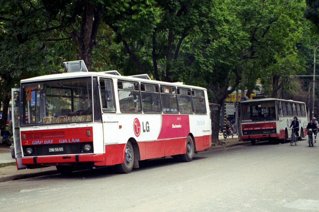 Chùm Ảnh: Hà Nội cũ cùng các mẫu xe bus KAROSA những năm 1990 - Ảnh 5.