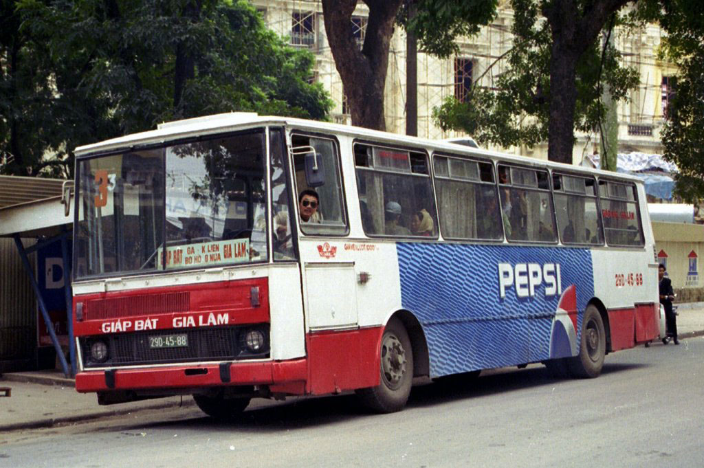 Chùm Ảnh: Hà Nội cũ cùng các mẫu xe bus KAROSA những năm 1990 - Ảnh 6.