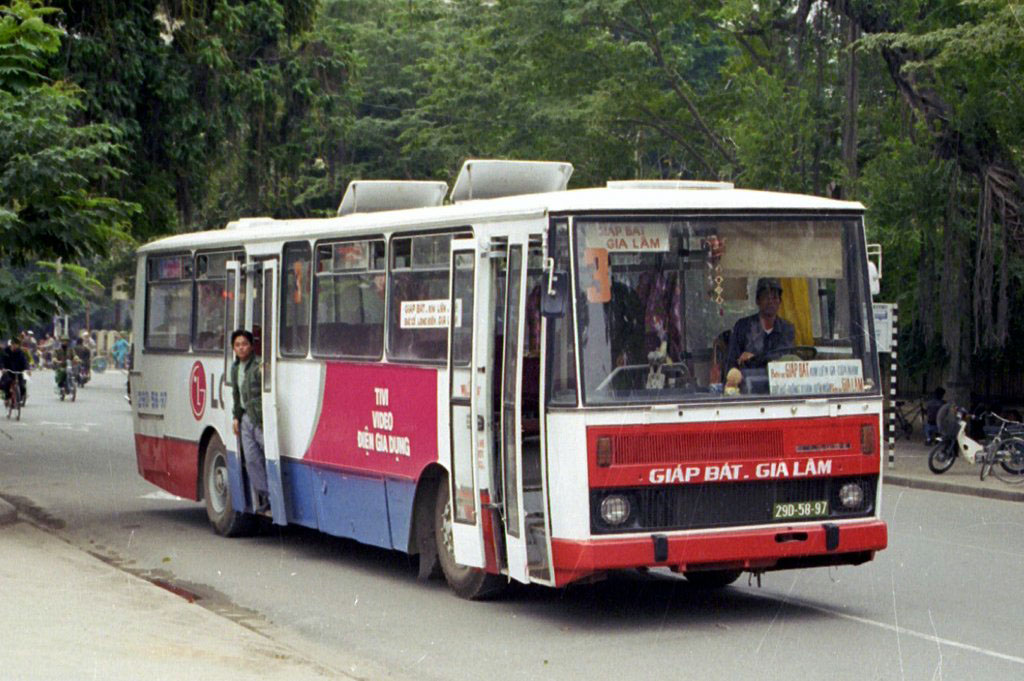 Chùm Ảnh: Hà Nội cũ cùng các mẫu xe bus KAROSA những năm 1990 - Ảnh 7.