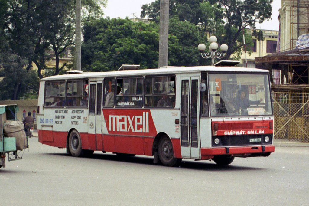 Chùm Ảnh: Hà Nội cũ cùng các mẫu xe bus KAROSA những năm 1990 - Ảnh 8.
