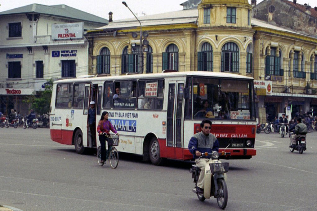 Chùm Ảnh: Hà Nội cũ cùng các mẫu xe bus KAROSA những năm 1990 - Ảnh 9.