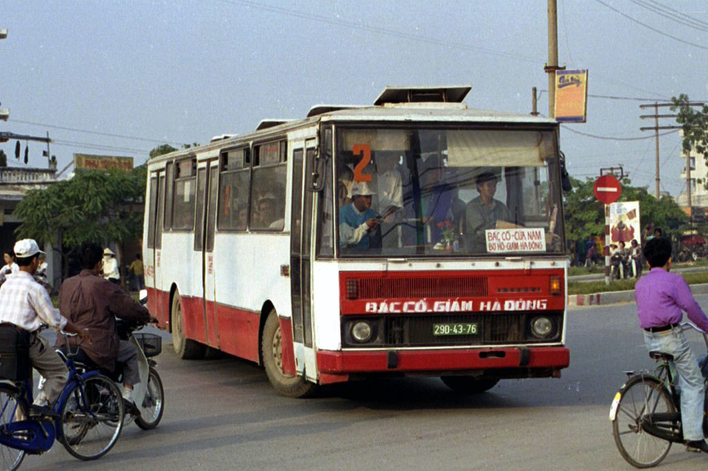 Chùm Ảnh: Hà Nội cũ cùng các mẫu xe bus KAROSA những năm 1990 - Ảnh 10.
