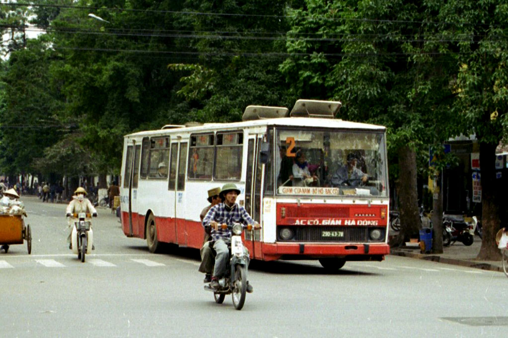Chùm Ảnh: Hà Nội cũ cùng các mẫu xe bus KAROSA những năm 1990 - Ảnh 11.