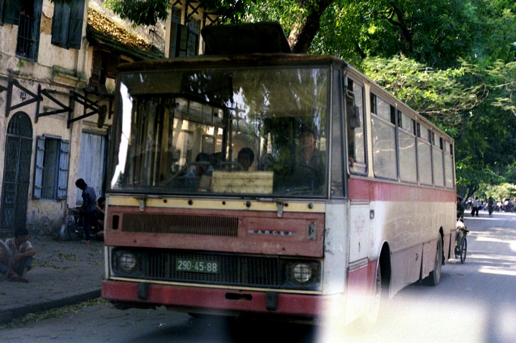 Chùm Ảnh: Hà Nội cũ cùng các mẫu xe bus KAROSA những năm 1990 - Ảnh 12.