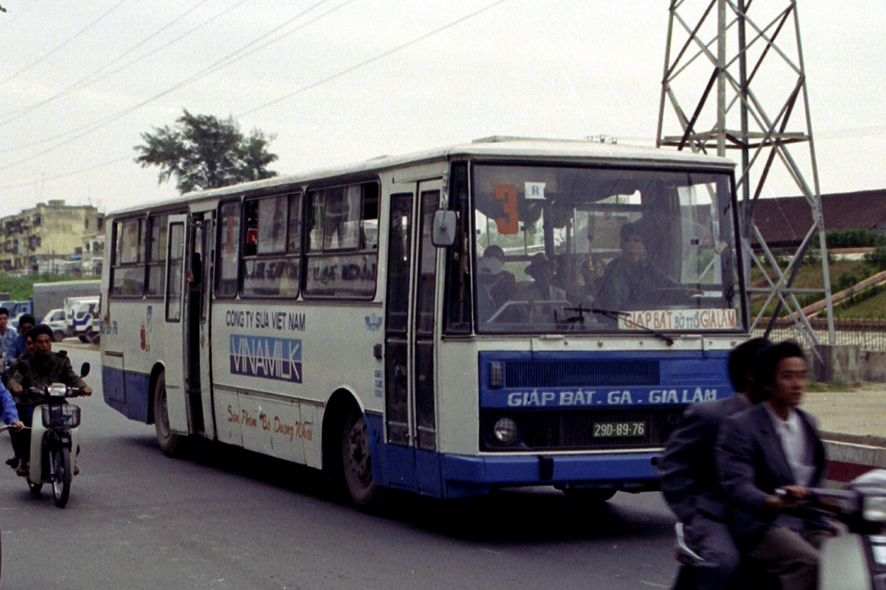 Chùm Ảnh: Hà Nội cũ cùng các mẫu xe bus KAROSA những năm 1990 - Ảnh 14.