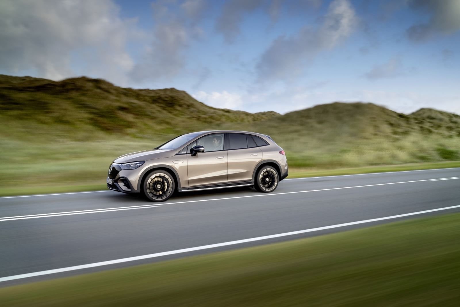 Mercedes EQE SUV ra mắt: GLE điện chạy 590km/sạc, công nghệ đỉnh cao - Ảnh 4.