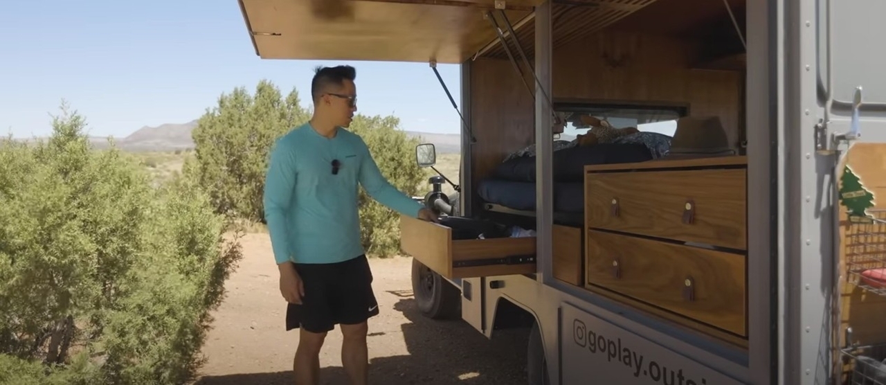 Toyota Land Cruiser độ nhà di động: Mở được cả 3 mặt, không ngán ‘vùng sâu vùng xa’ - Ảnh 13. Toyota Land Cruiser độ nhà di động: Mở được cả 3 mặt, không ngán ‘vùng sâu vùng xa’ - Ảnh 13.