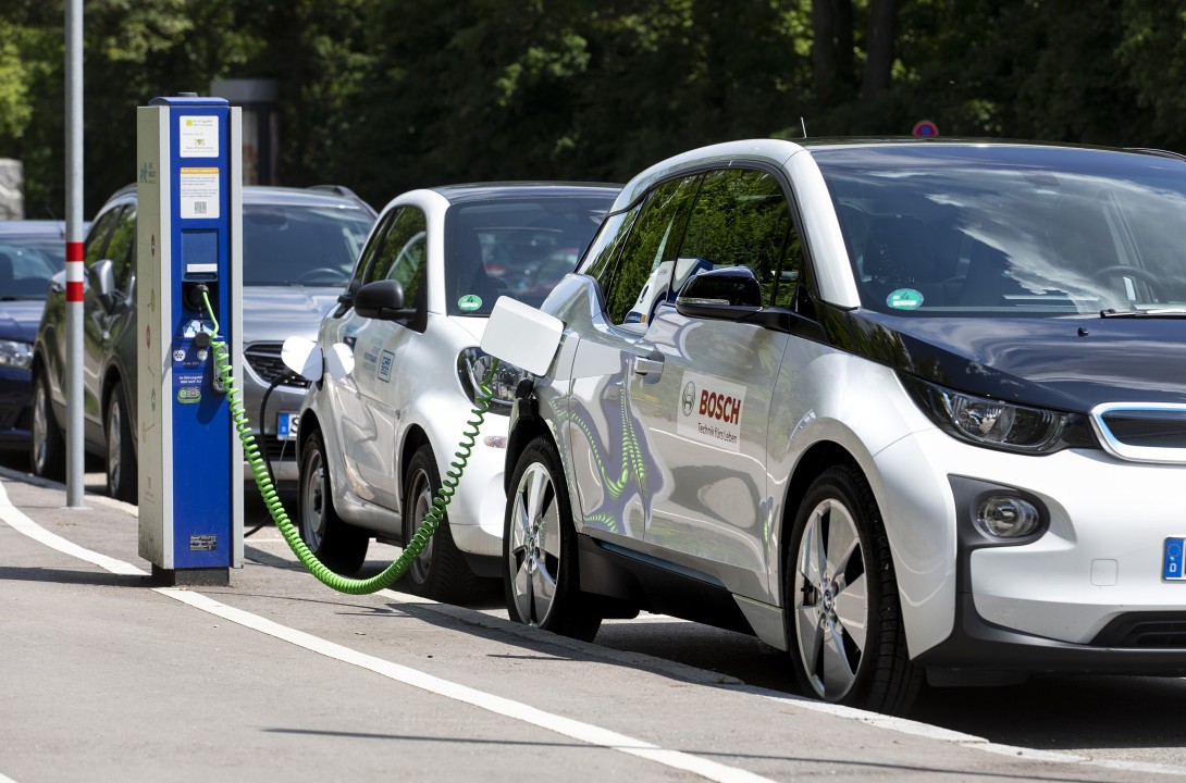 Thị trường ô tô điện châu Âu trước thách thức giá điện - Ảnh 1.