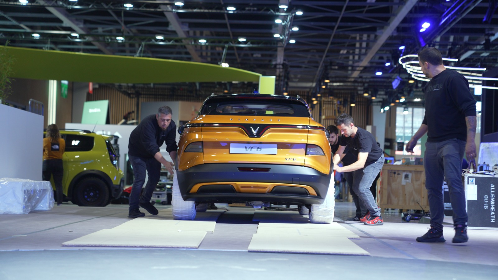Lộ gian hàng VinFast tại Paris Motor Show 2022: Nhiều khác biệt sau 4 năm với loạt 'bom tấn' xe điện mới - Ảnh 7.