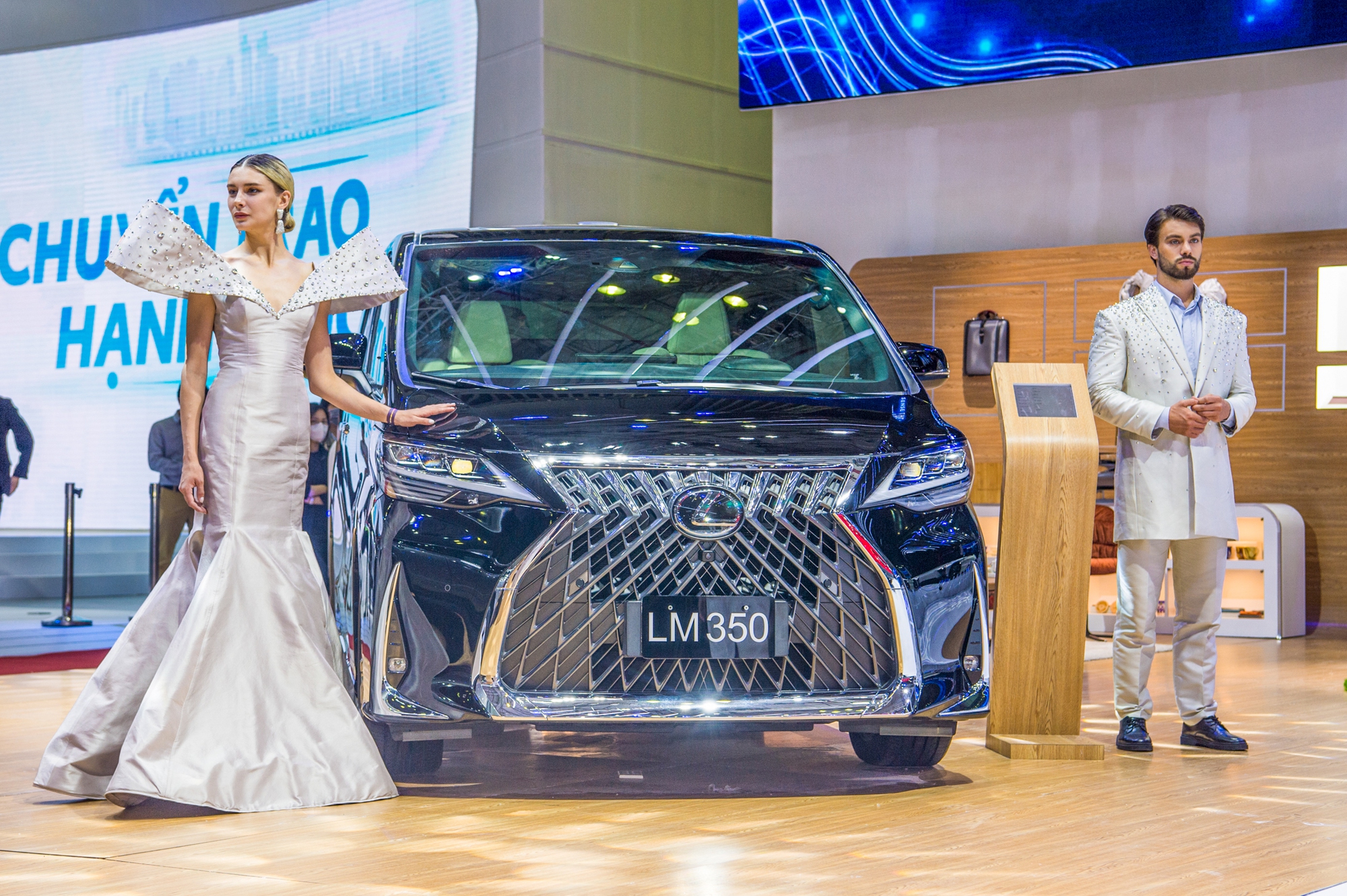 Lexus đem gian hàng hơn 20 tỷ đồng tới VMS 2022: Tâm điểm LF-Z và loạt xe cho ông chủ - Ảnh 8. Lexus đem gian hàng hơn 20 tỷ đồng tới VMS 2022: Tâm điểm LF-Z và loạt xe cho ông chủ - Ảnh 8.
