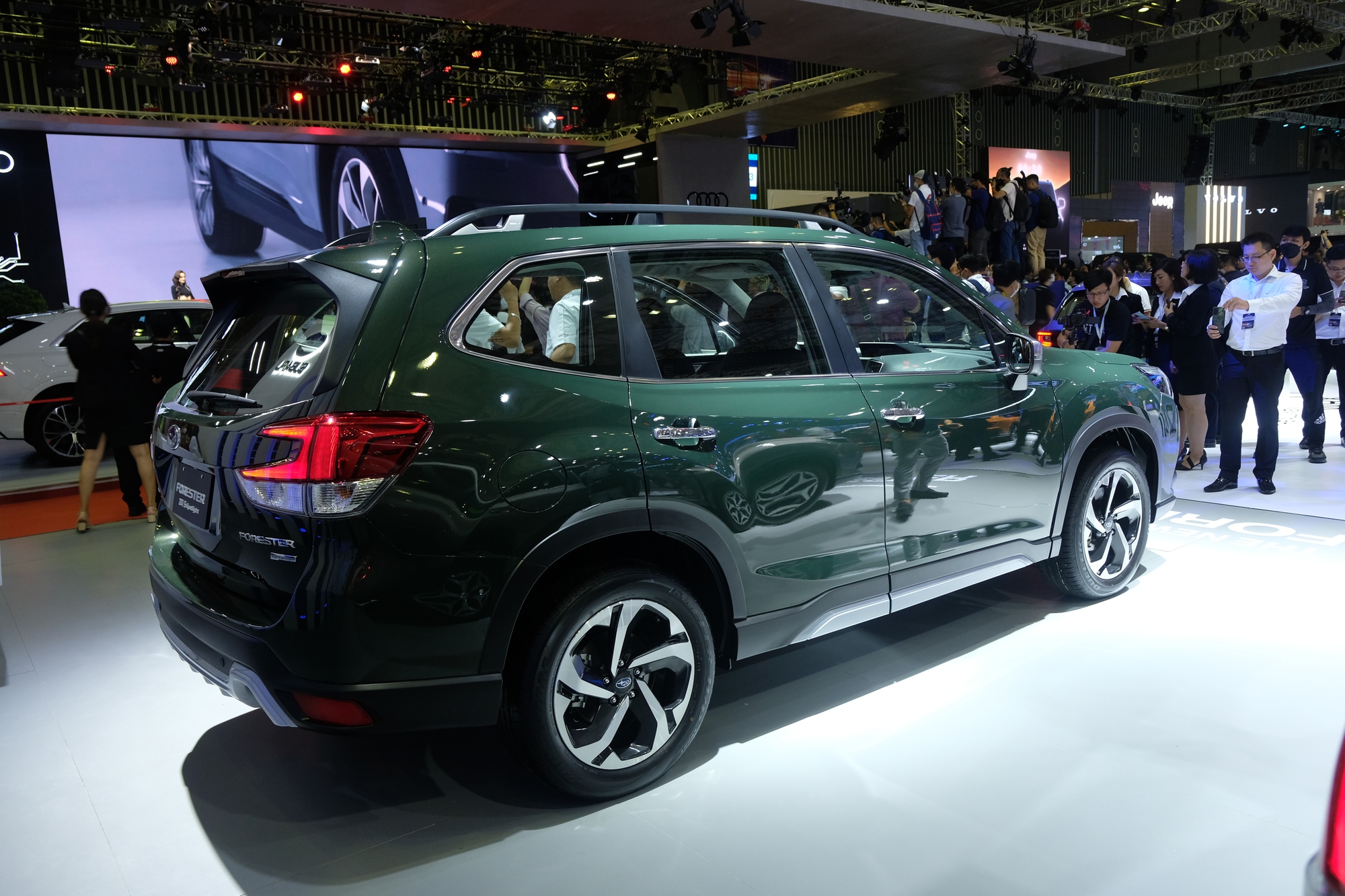 Subaru Forester 2023 giá từ 969 triệu đồng tại Việt Nam: Thiết kế mới, thêm công nghệ an toàn - Ảnh 3.