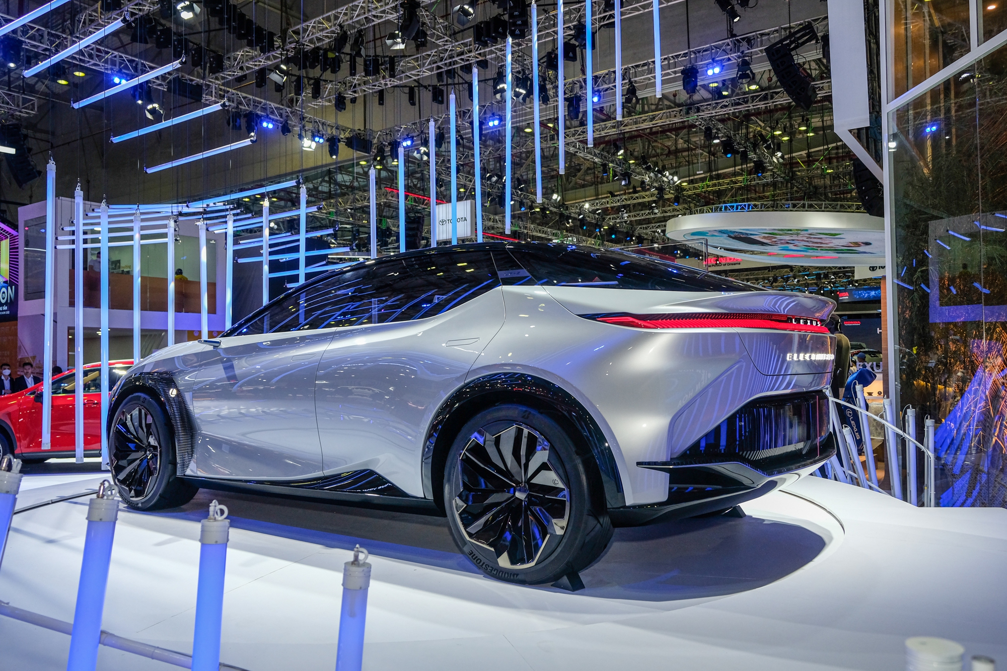 Lexus đem gian hàng hơn 20 tỷ đồng tới VMS 2022: Tâm điểm LF-Z và loạt xe cho ông chủ - Ảnh 4. Lexus đem gian hàng hơn 20 tỷ đồng tới VMS 2022: Tâm điểm LF-Z và loạt xe cho ông chủ - Ảnh 4.