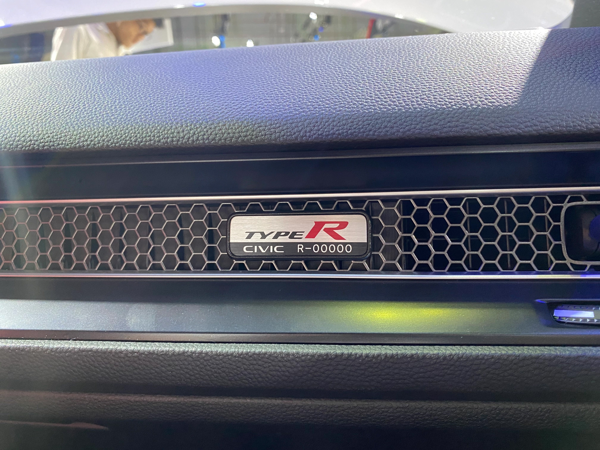 Những chi tiết khó tin trên ô tô tại VMS 2022: Ngăn chứa giày, thùng đá chuyên dụng, tay lái nghịch - Ảnh 12.