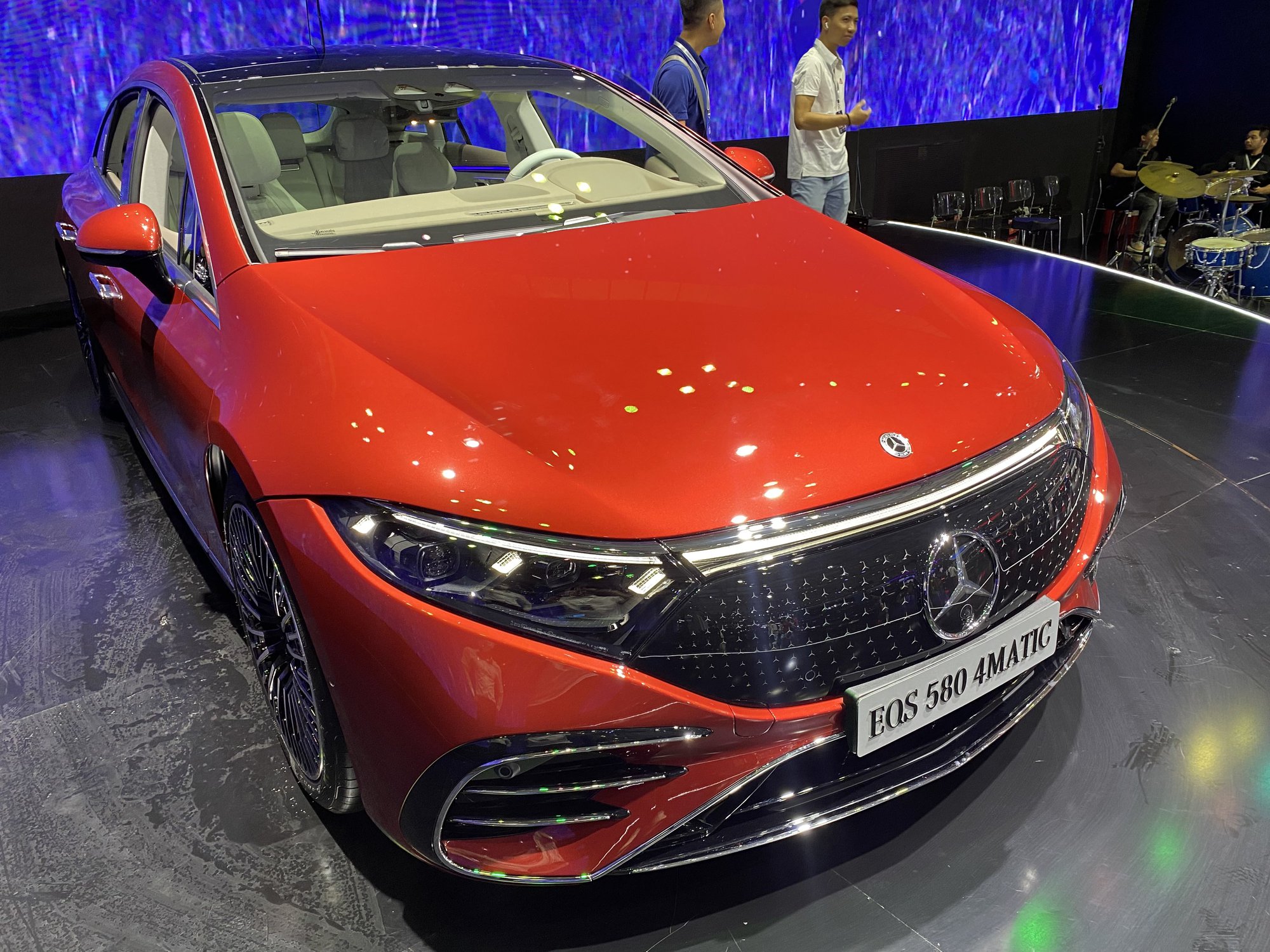 Những chi tiết khó tin trên ô tô tại VMS 2022: Ngăn chứa giày, thùng đá chuyên dụng, tay lái nghịch - Ảnh 1.