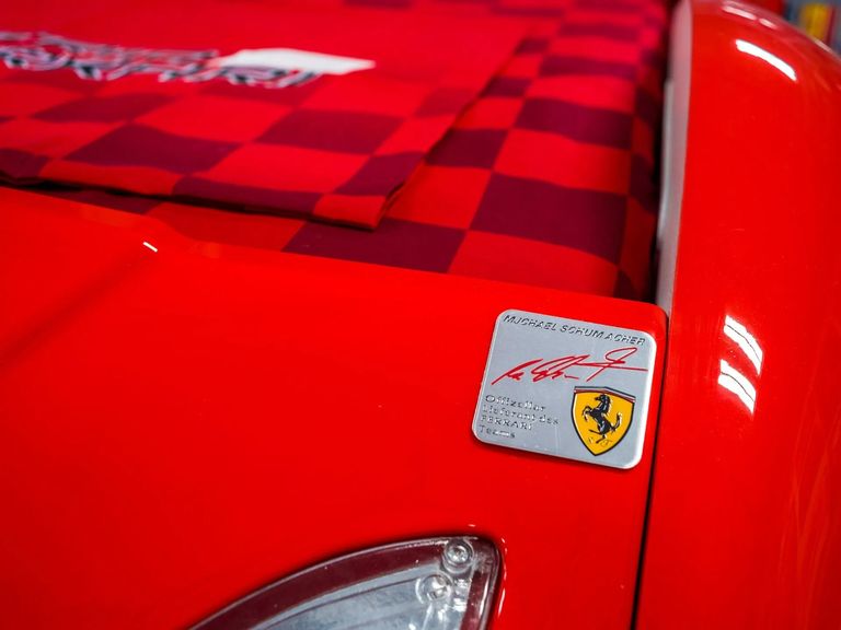 Đấu giá đồ vật mang logo Ferrari: Giường hơn trăm triệu, thùng rác 70 triệu - Ảnh 4.