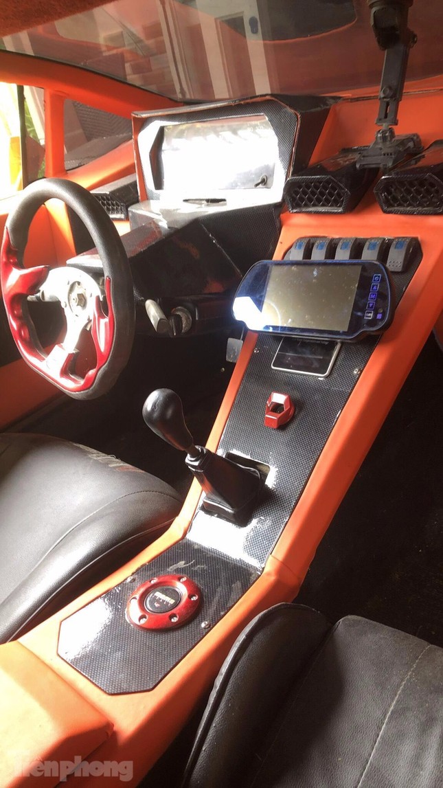 Nhóm thanh niên 'biến hình' xế cổ thành siêu xe Lamborghini - Ảnh 9. Nhóm thanh niên 'biến hình' xế cổ thành siêu xe Lamborghini - Ảnh 9.
