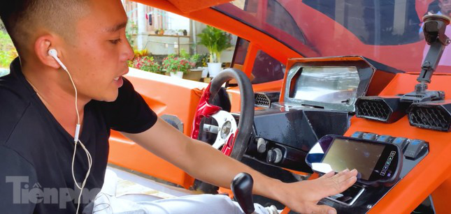 Nhóm thanh niên 'biến hình' xế cổ thành siêu xe Lamborghini - Ảnh 6. Nhóm thanh niên 'biến hình' xế cổ thành siêu xe Lamborghini - Ảnh 6.
