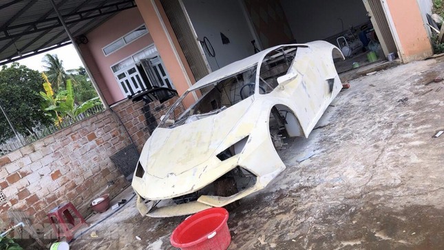 Nhóm thanh niên 'biến hình' xế cổ thành siêu xe Lamborghini - Ảnh 4. Nhóm thanh niên 'biến hình' xế cổ thành siêu xe Lamborghini - Ảnh 4.