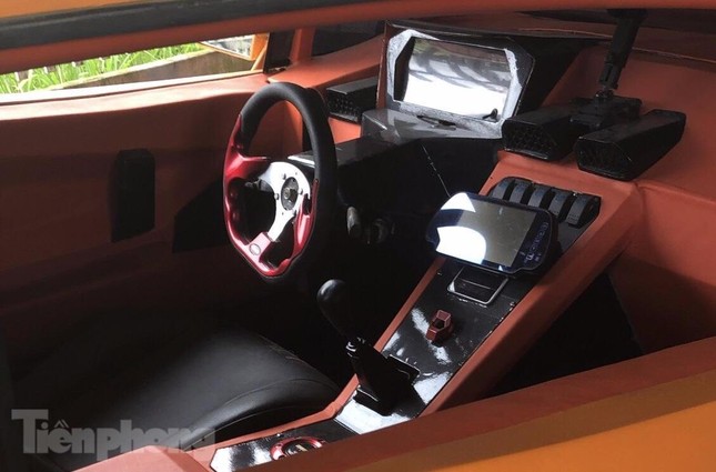 Nhóm thanh niên 'biến hình' xế cổ thành siêu xe Lamborghini - Ảnh 7. Nhóm thanh niên 'biến hình' xế cổ thành siêu xe Lamborghini - Ảnh 7.