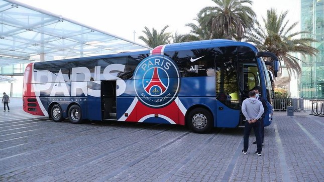 Châu Âu khủng hoảng năng lượng, PSG chọn xe bus du đấu thay cho chuyên cơ - Ảnh 1.