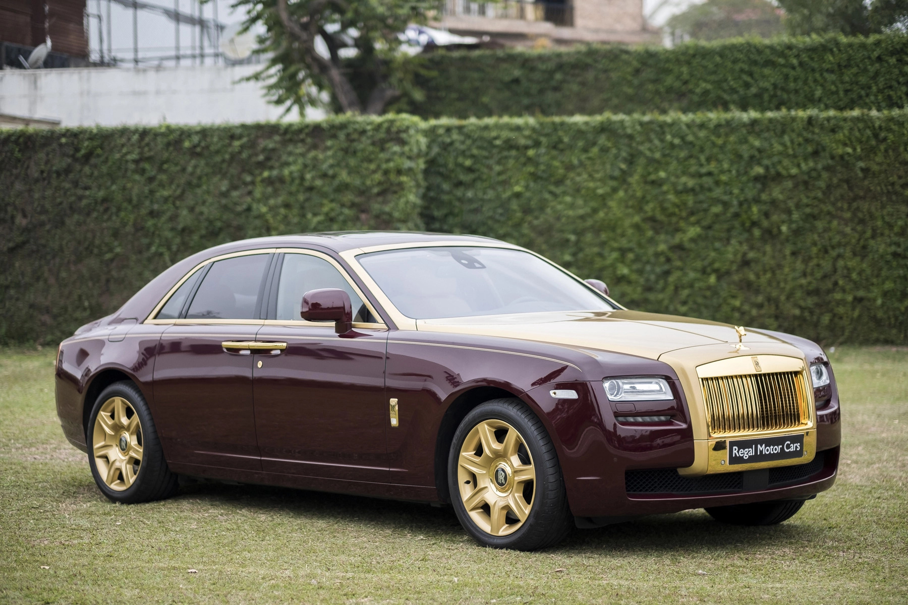 Đấu giá Rolls-Royce mạ vàng gắn liền tên tuổi ông Trịnh Văn Quyết: Khởi điểm 10 tỷ, cọc 2 tỷ, xem xe ở Hà Nội - Ảnh 1.