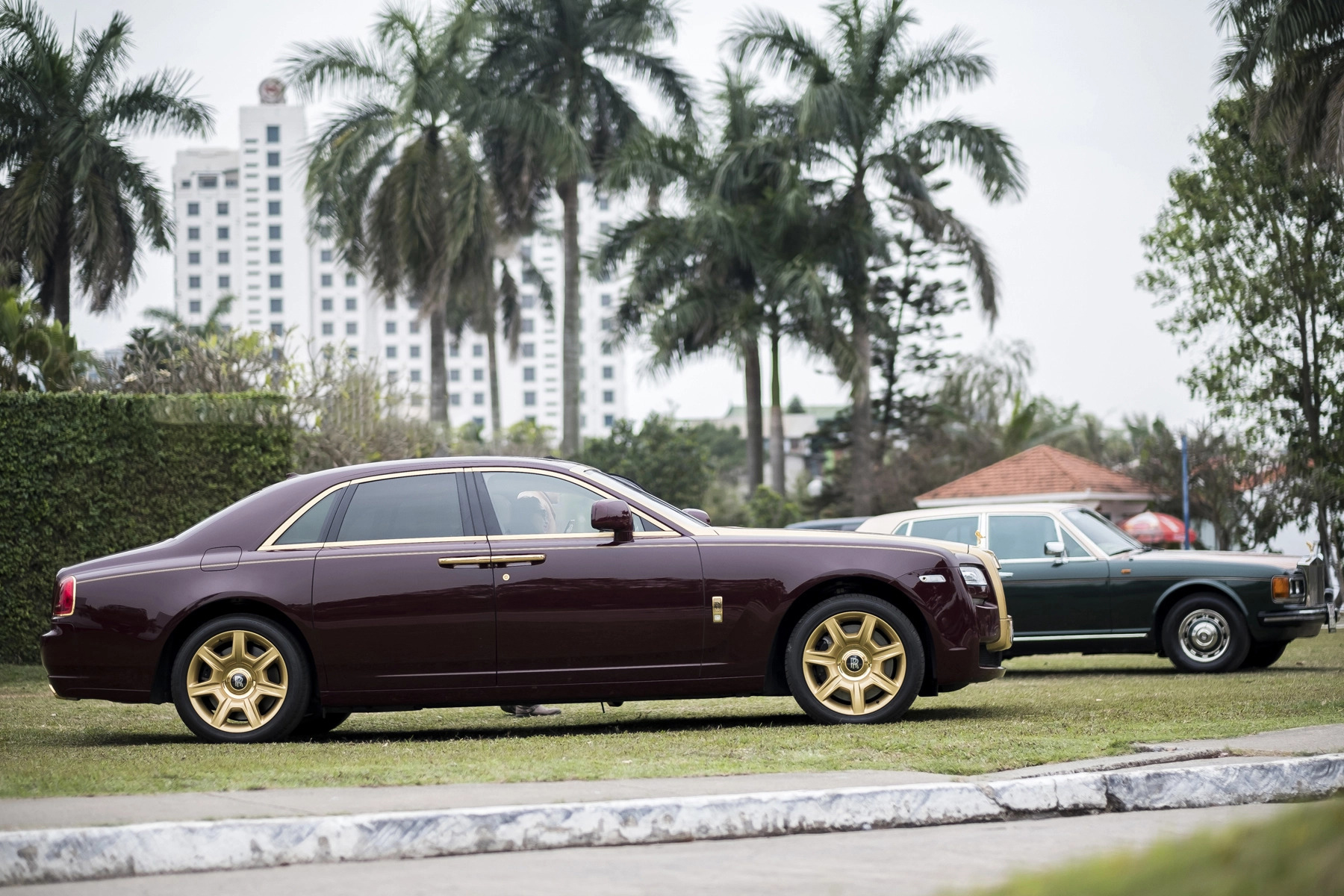 Đấu giá Rolls-Royce mạ vàng gắn liền tên tuổi ông Trịnh Văn Quyết: Khởi điểm 10 tỷ, cọc 2 tỷ, xem xe ở Hà Nội - Ảnh 2.