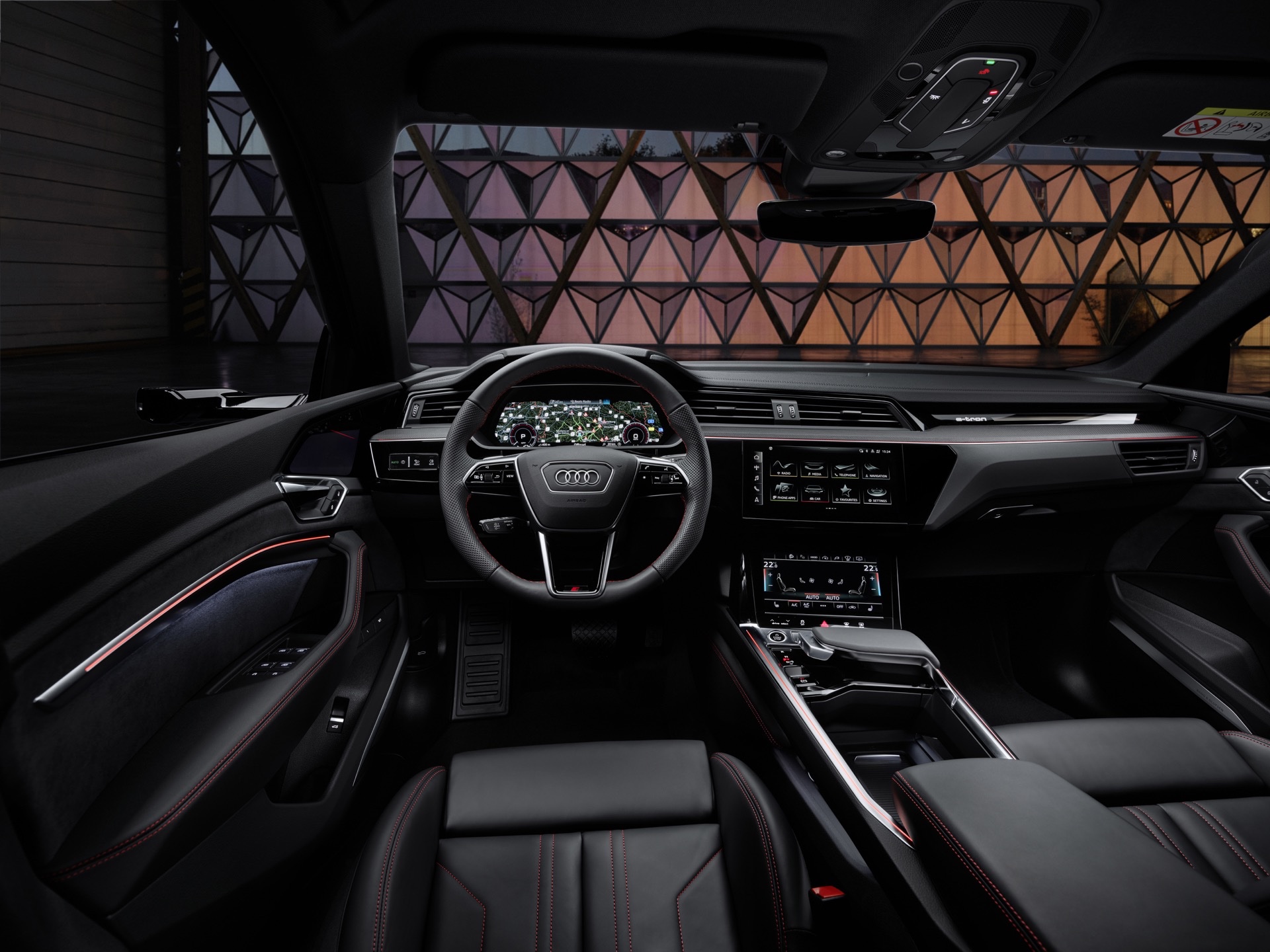 Audi Q8 e-tron chốt lịch ra mắt Việt Nam, đấu Mercedes-Benz EQE SUV bằng giá khoảng 3,8 tỷ đồng- Ảnh 5.