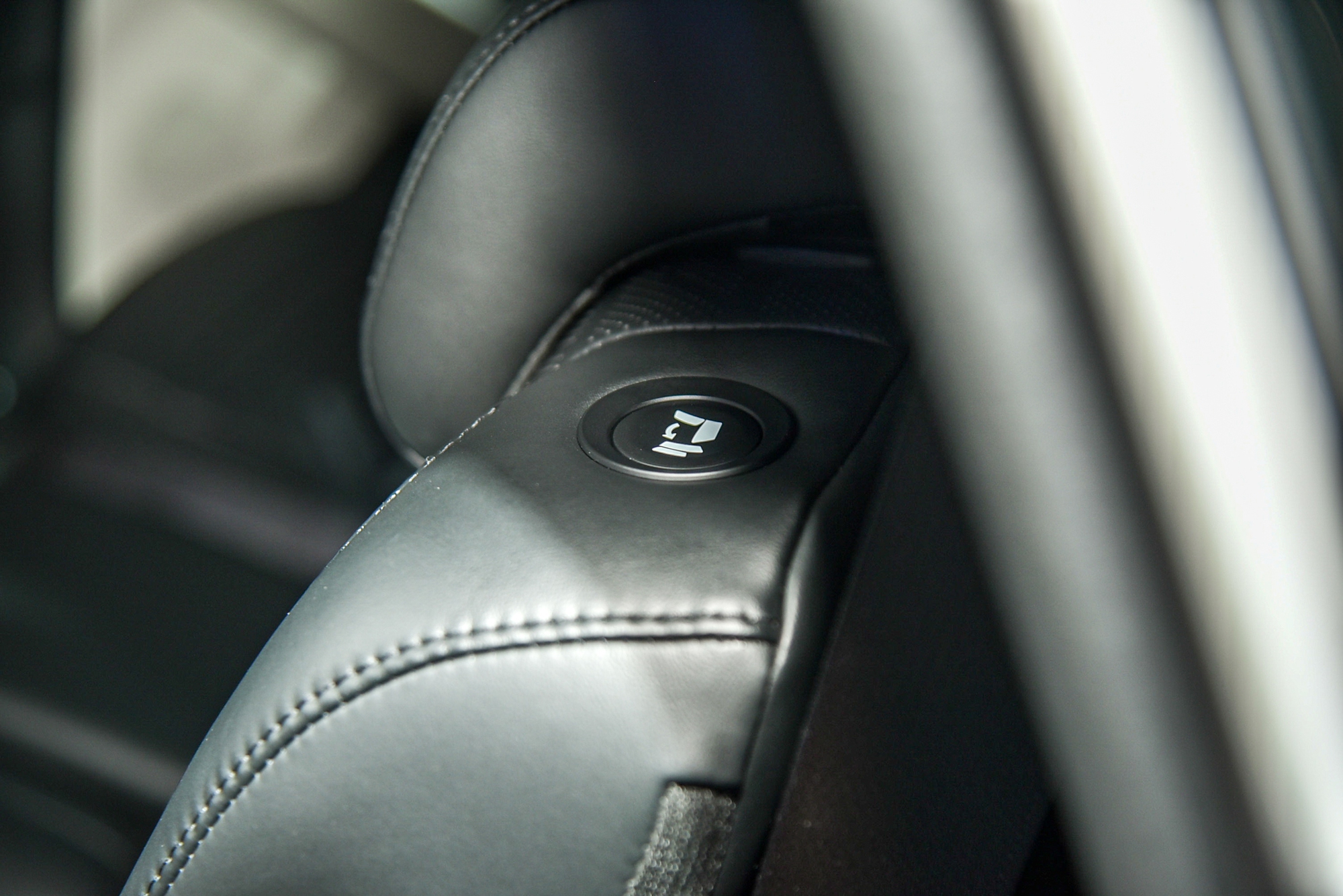 Chi tiết Kia Carens phiên bản xăng 1.5 Luxury: Giá 699 triệu đồng, thiếu nhiều trang bị so với phiên bản cao hơn - Ảnh 14.