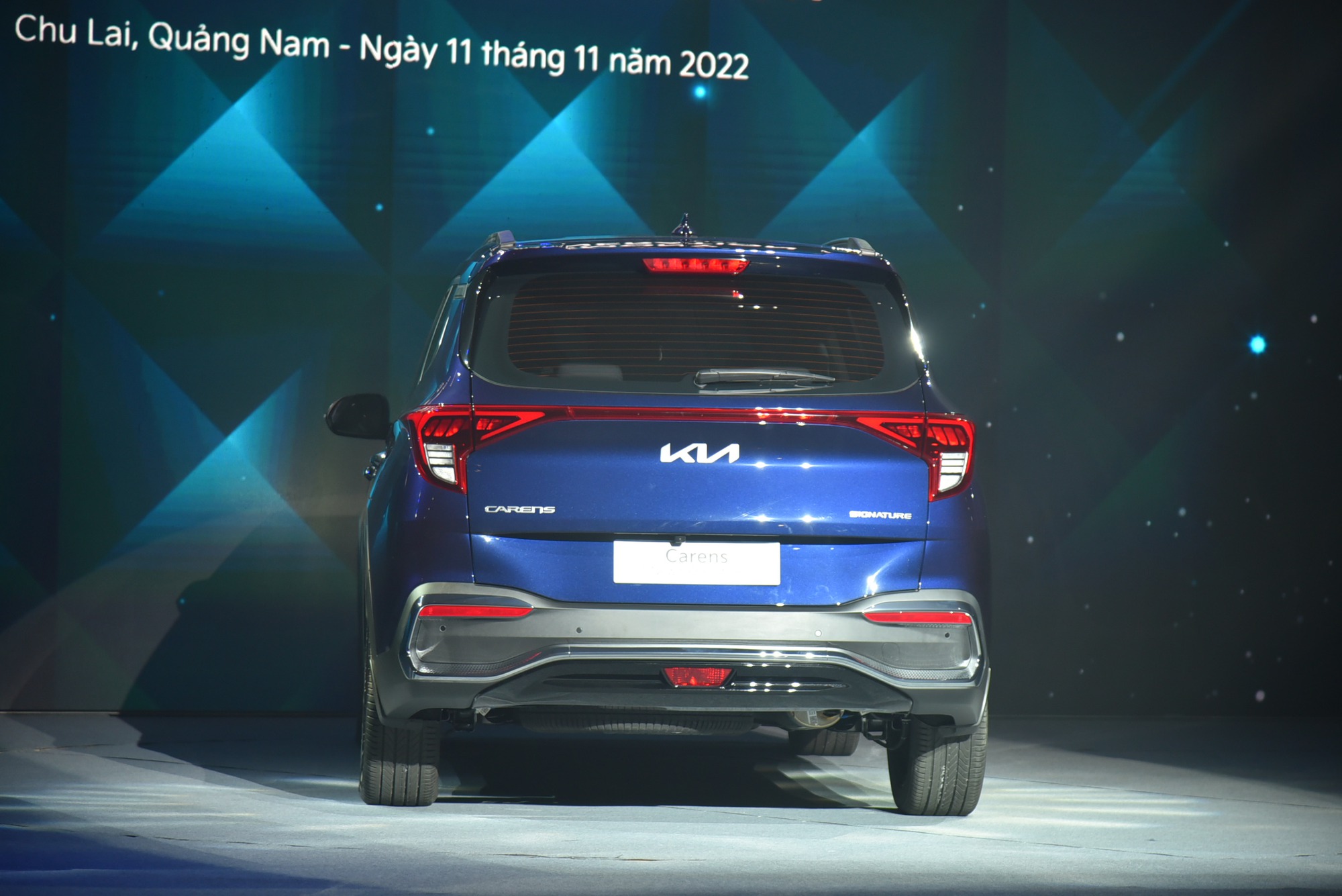 Ra mắt Kia Carens 2023 tại Việt Nam: Giá từ 619 triệu, 7 phiên bản, lột xác làm khó 'vua doanh số' Xpander - Ảnh 8.