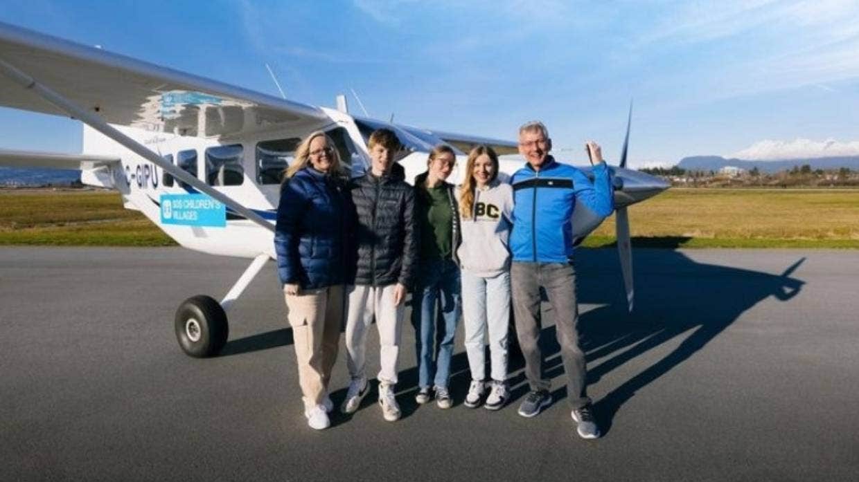 Đẳng cấp nhà giàu: Gia đình tự lái máy bay riêng đi du lịch vòng quanh thế giới - Ảnh 1.