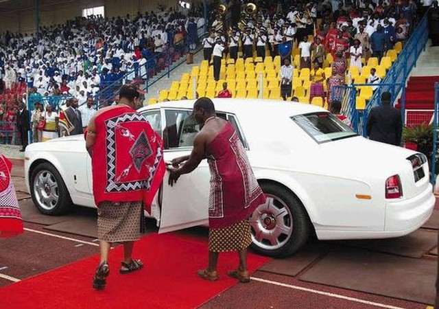Cuộc sống xa hoa của vua cuối cùng tại châu Phi: Mua cả chục Rolls-Royce tặng vợ, sở hữu dàn siêu xe không thua các triệu phú - Ảnh 2.
