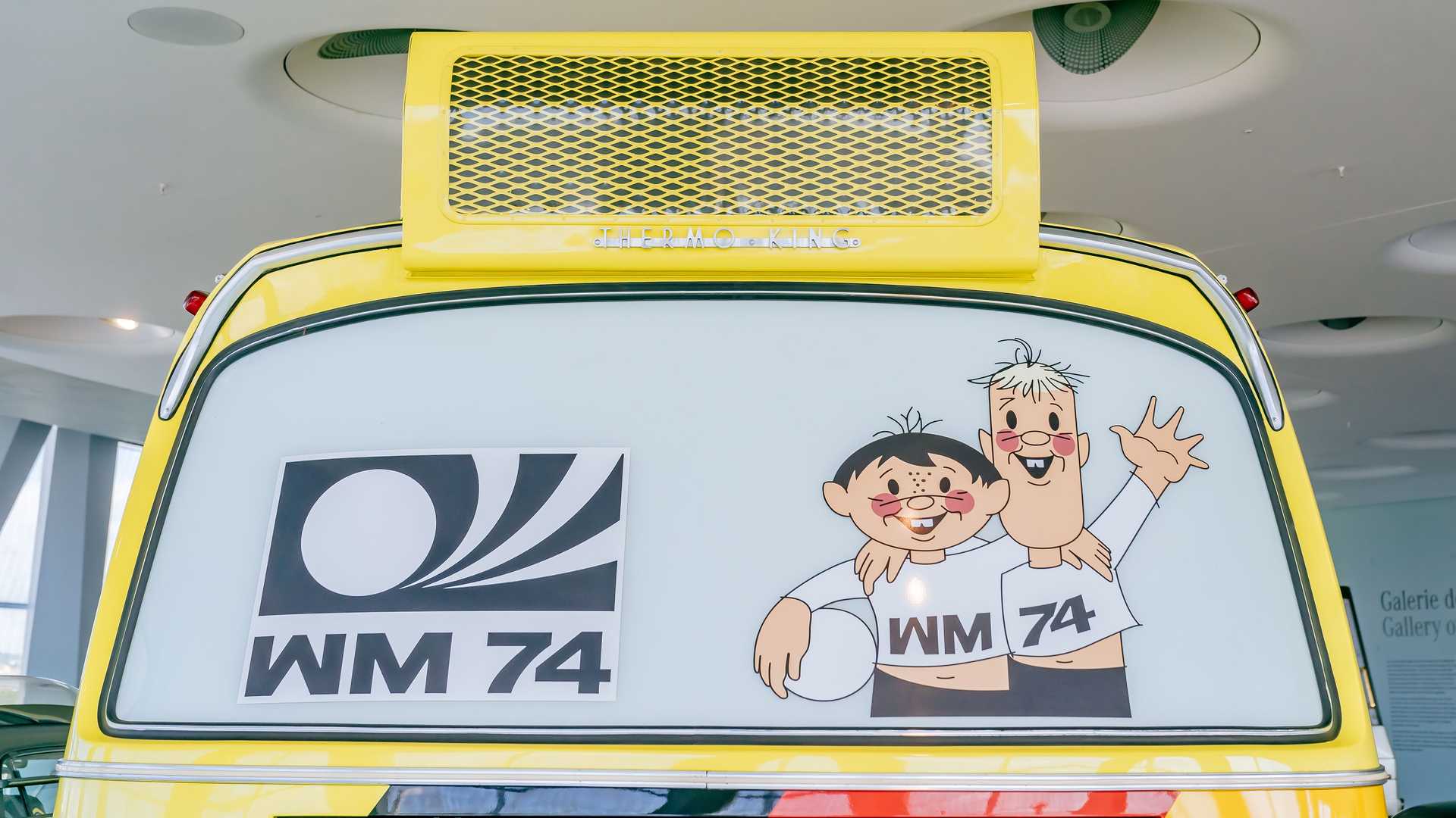 Sát giờ khởi tranh World Cup, Mercedes-Benz hé lộ chiếc xe từng đưa đón đội vô địch cách đây 48 năm - Ảnh 5.