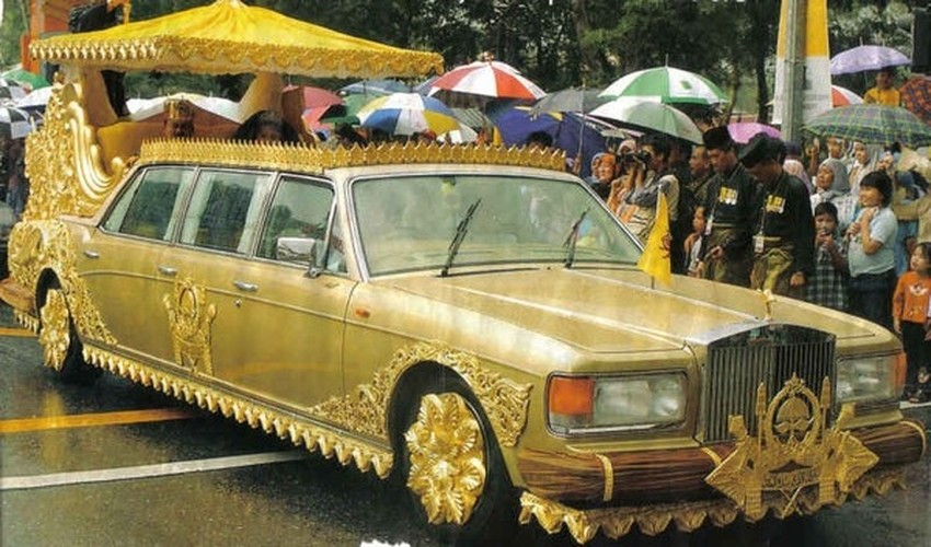 Huyền thoại Brunei 76 tuổi giàu cỡ nào mà sở hữu 600 chiếc Rolls Royce, có cả Boeing dát vàng, ở cung điện đẳng cấp nhất thế giới? - Ảnh 1.