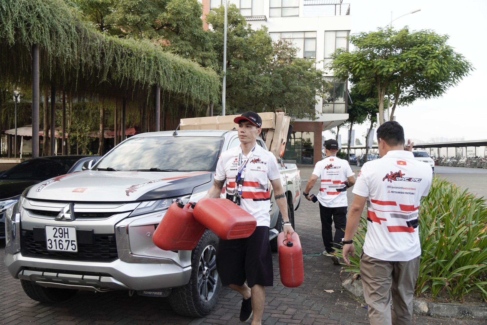 Đội đua Việt Nam lái xe vượt 1.200 km sang Thái thi đấu: 10 xe hậu cần, mượn cả xe biển số nước ngoài - Ảnh 4.