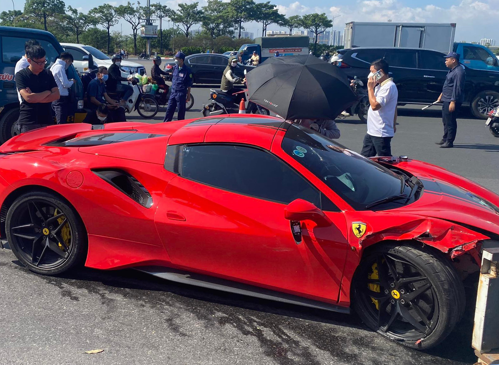 Công an xác minh đang điều tra vụ tai nạn giao thông do siêu xe Ferrari 488 GTB gây ra tại Hà Nội. Hãy xem hình ảnh chiếc xe này để thấy những diện mạo và cảm giác mạnh mẽ mà nó mang lại.