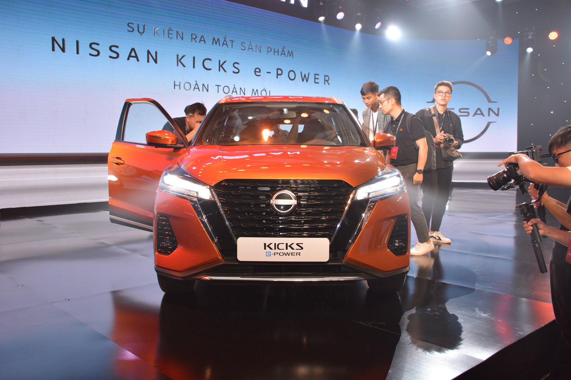Ra mắt Nissan Kicks tại VN: Giá từ 789 triệu đồng, đi phố 'ăn' 2,2l/100km, làm khó Corolla Cross và HR-V - Ảnh 2.
