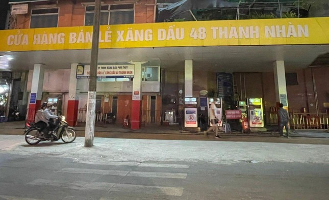 Người Hà Nội ‘khóc thét’ vì cây xăng đóng cửa, uất ức mua 30.000 đồng/lít ở vỉa hè - Ảnh 3.