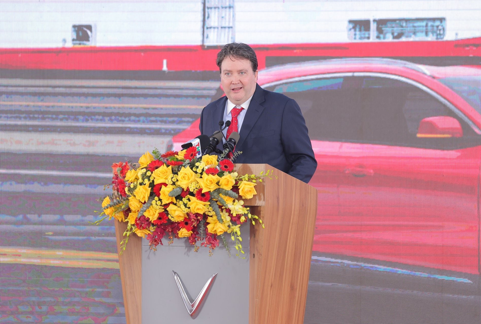 Đại sứ Mỹ tại Việt Nam nói gì về sự kiện lịch sử VinFast xuất khẩu ô tô điện ra thế giới? - Ảnh 1.