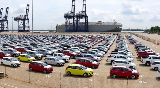 Kỷ lục nhập khẩu lượng ô tô Về Việt Nam gần 16.000 xe chỉ trong 15 ngày
