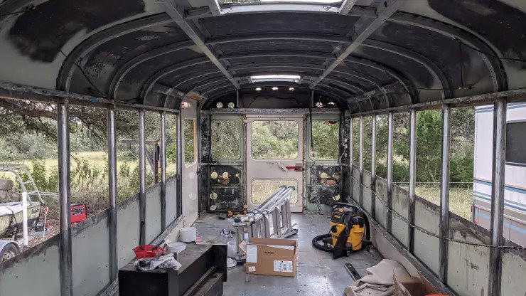 Cô gái 31 tuổi làm việc 3-5 giờ/ngày, kiếm 15.000 USD/tháng nhưng ở trong xe bus, cuộc sống nay đây mai đó - Ảnh 3. Cô gái 31 tuổi làm việc 3-5 giờ/ngày, kiếm 15.000 USD/tháng nhưng ở trong xe bus, cuộc sống nay đây mai đó - Ảnh 3.