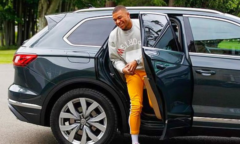 Là cầu thủ đắt giá nhất hành tinh nhưng Phó chủ tịch Mbappe dùng toàn xe phổ thông, lý do đằng sau mới gây bất ngờ - Ảnh 1. Là cầu thủ đắt giá nhất hành tinh nhưng Phó chủ tịch Mbappe dùng toàn xe phổ thông, lý do đằng sau mới gây bất ngờ - Ảnh 1.