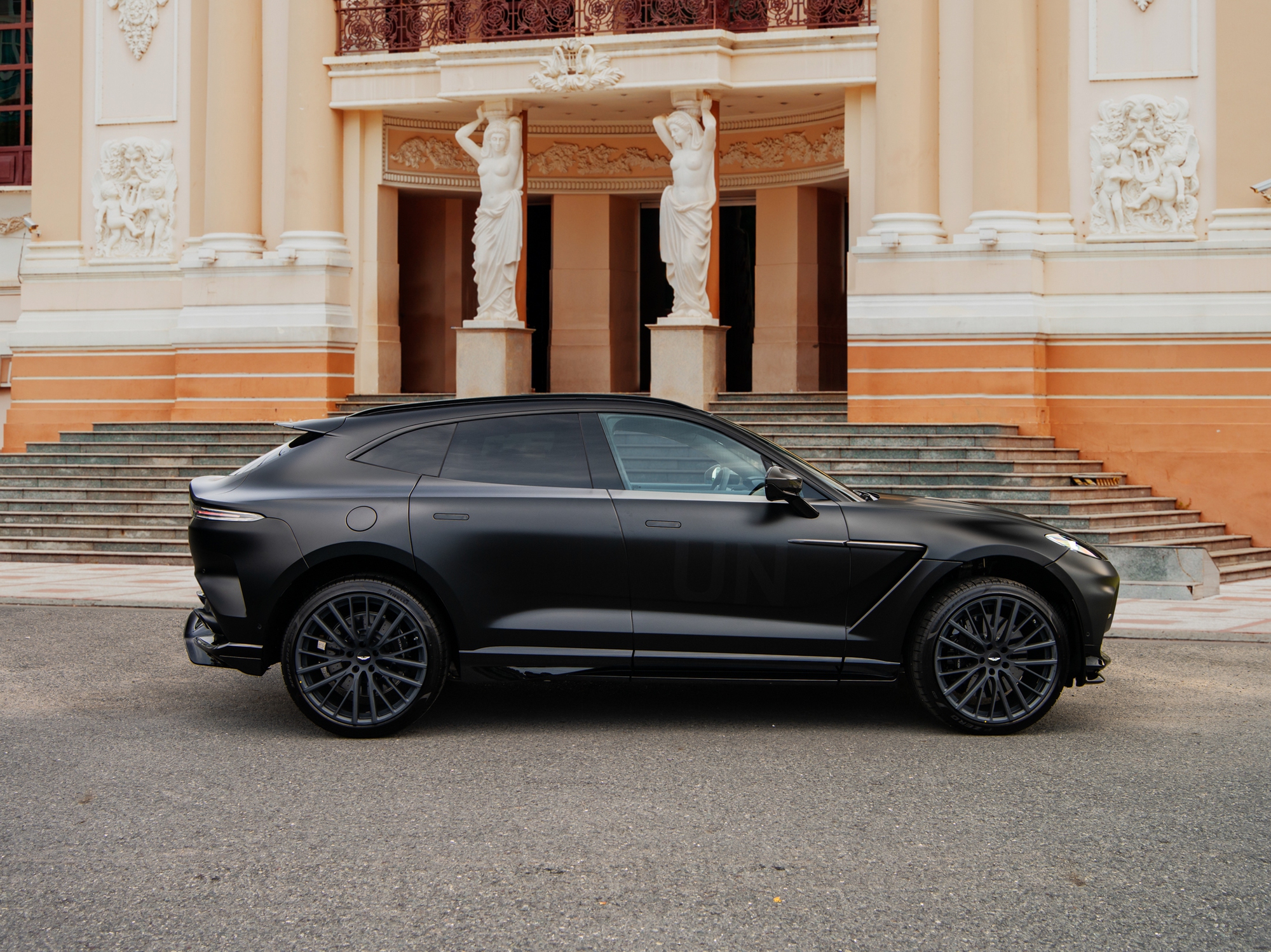 Aston Martin DBX707 giá hơn 21,8 tỉ đồng của ông Đặng Lê Nguyên Vũ về Việt Nam - Ảnh 4. Aston Martin DBX707 giá hơn 21,8 tỉ đồng của ông Đặng Lê Nguyên Vũ về Việt Nam - Ảnh 4.