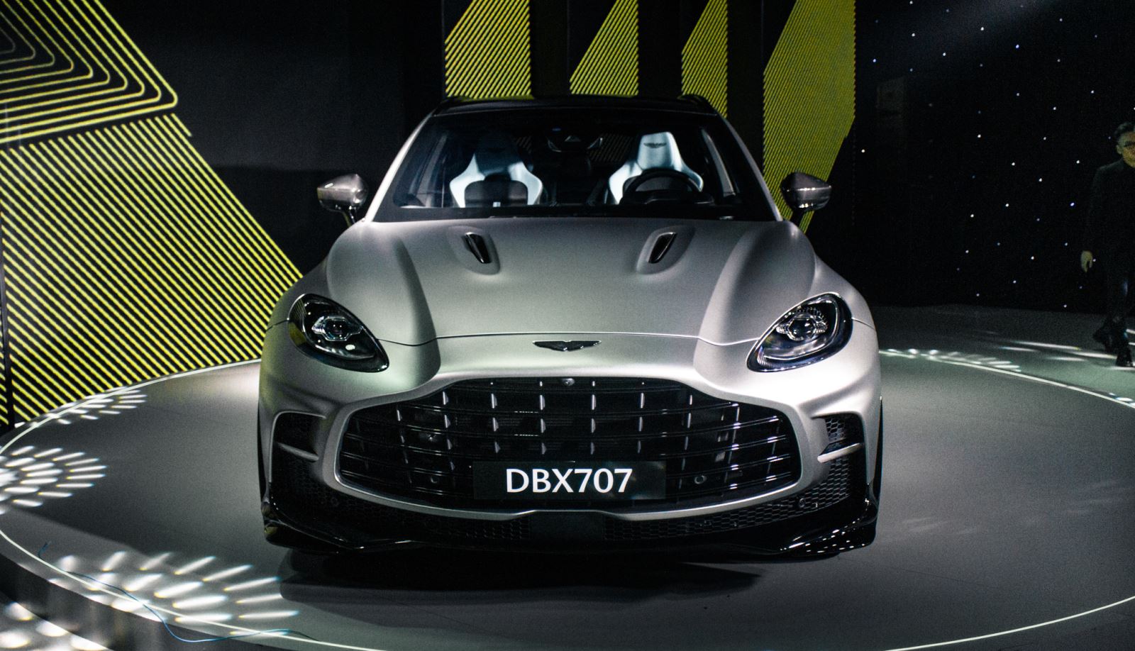 Ra mắt Aston Martin DBX707 tại Việt Nam: Giá từ 21,8 tỷ đồng, ông Đặng Lê Nguyên Vũ là khách hàng đầu tiên - Ảnh 3.
