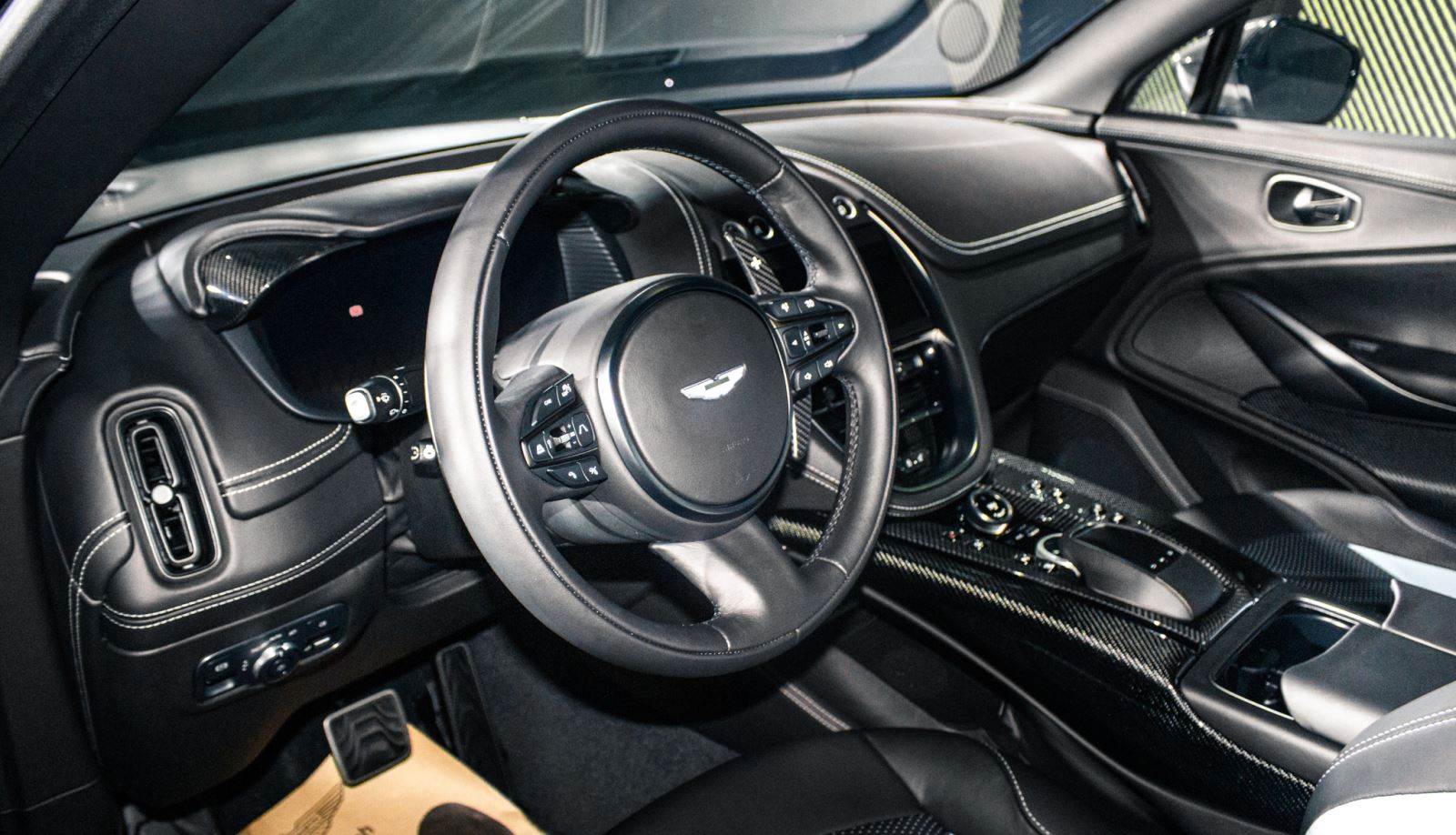 Ra mắt Aston Martin DBX707 tại Việt Nam: Giá từ 21,8 tỷ đồng, ông Đặng Lê Nguyên Vũ là khách hàng đầu tiên - Ảnh 10.