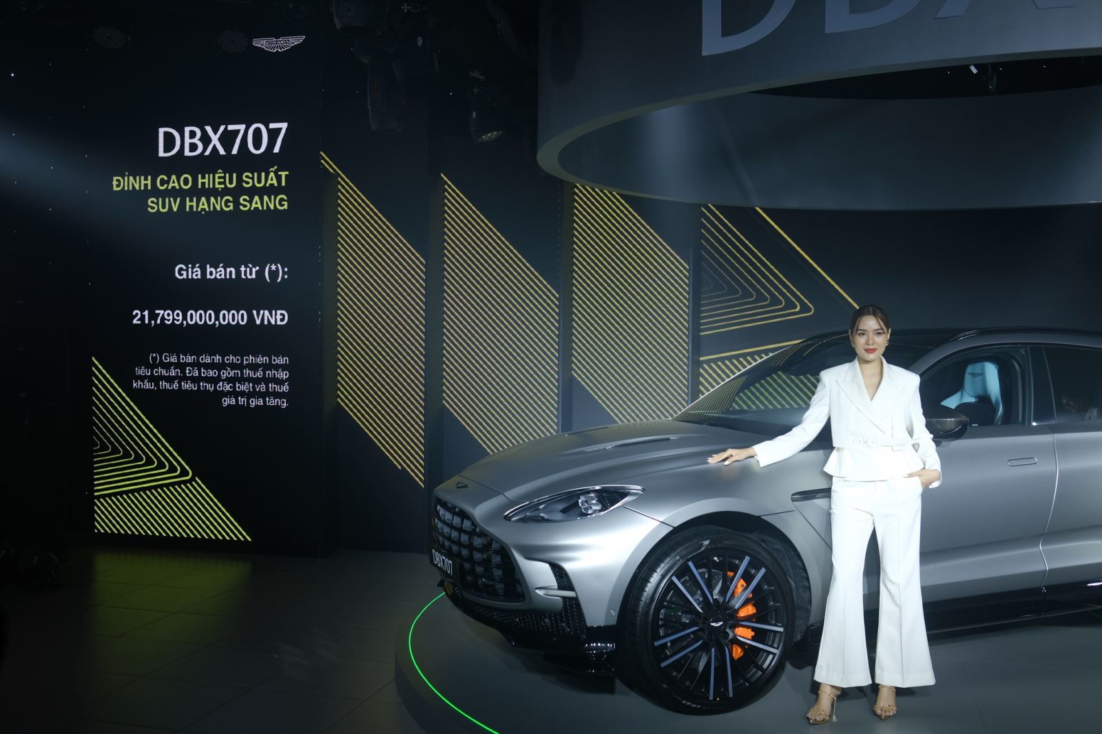 Ra mắt Aston Martin DBX707 tại Việt Nam: Giá từ 21,8 tỷ đồng, ông Đặng Lê Nguyên Vũ là khách hàng đầu tiên - Ảnh 1.
