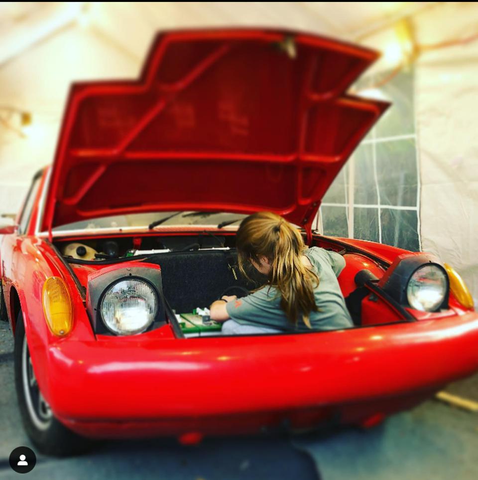 Cô bé 14 tuổi tự làm Porsche 914 điện bằng tiền bán rau gây sốt tại triển lãm xe độ - Ảnh 3. Cô bé 14 tuổi tự làm Porsche 914 điện bằng tiền bán rau gây sốt tại triển lãm xe độ - Ảnh 3.
